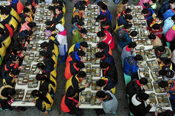 最大農村寄宿小學 近千人靠“剪刀石頭布”打飯