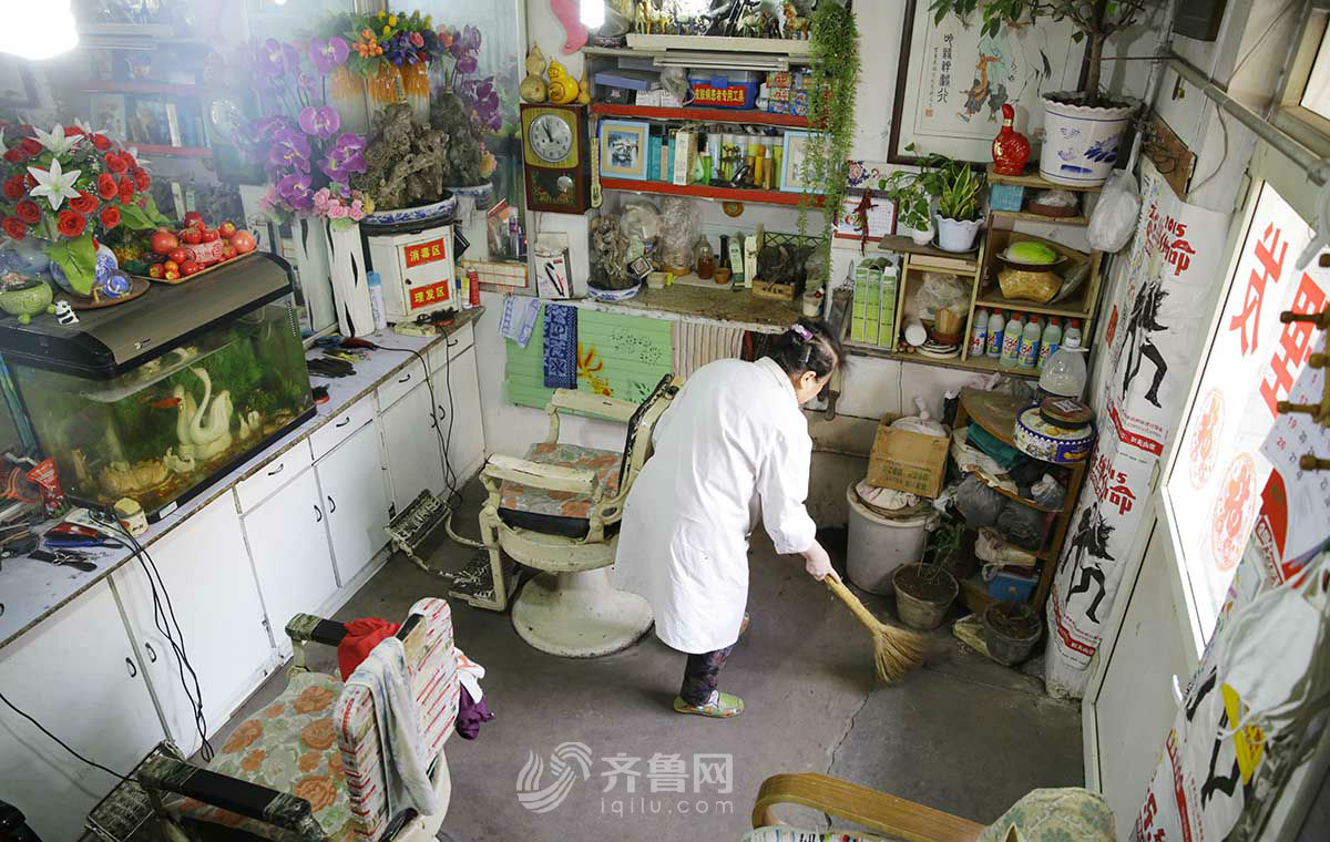 圖片故事：二月二“剃龍頭”：理發(fā)師堅守傳統(tǒng)技藝43年[組圖]