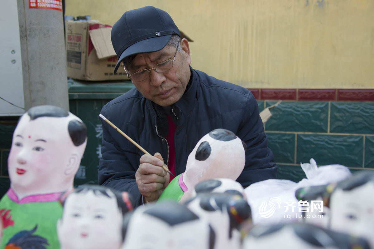 感受非遺文化 山東火把李廟會(huì)泥塑娃娃當(dāng)主角[組圖]
