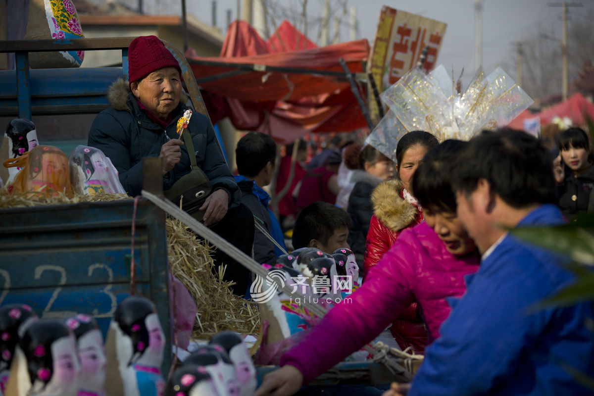 感受非遺文化 山東火把李廟會泥塑娃娃當(dāng)主角[組圖]