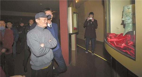 撞臉三星堆青銅人頭像首次同框 馬云:還挺帥的(圖)