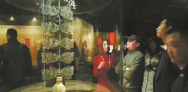 撞臉三星堆青銅人頭像首次同框 馬云:還挺帥的(圖)