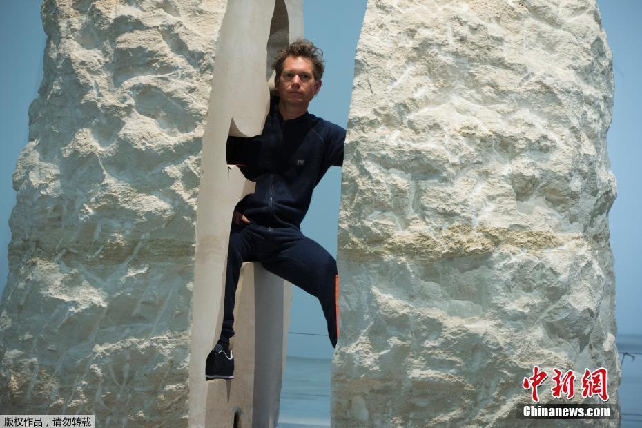 在石頭中漫游？法國(guó)行為藝術(shù)家自鎖巨石內(nèi)1周[組圖]