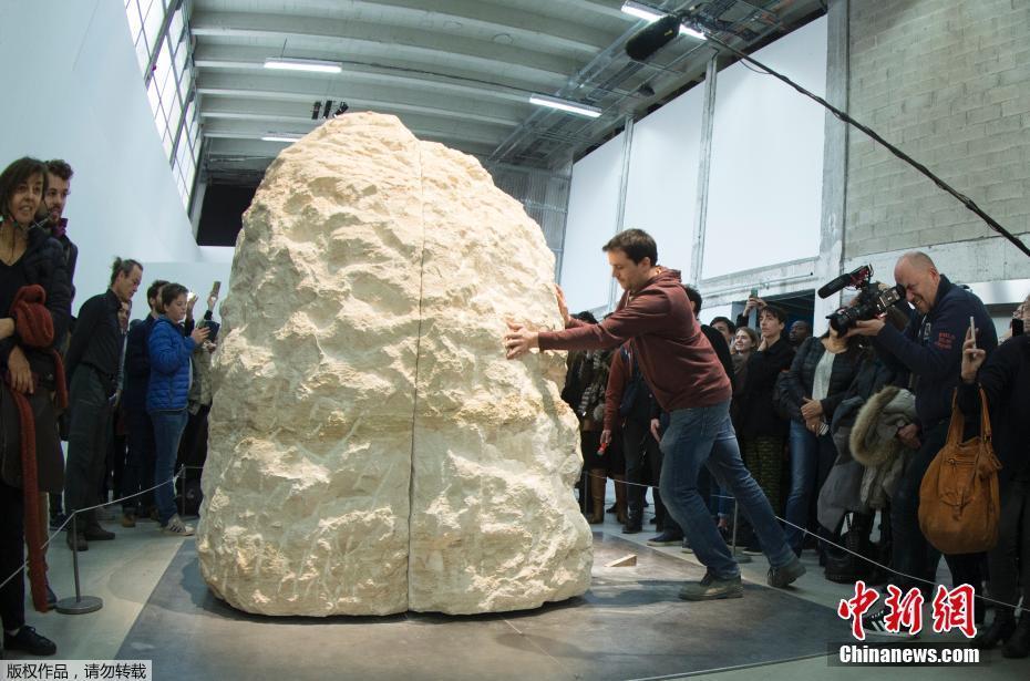在石頭中漫游？法國行為藝術家自鎖巨石內1周[組圖]