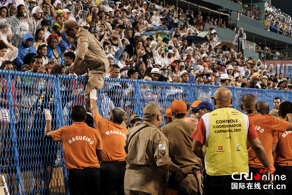 巴西里約狂歡節花車失控撞向人群 至少八人受傷