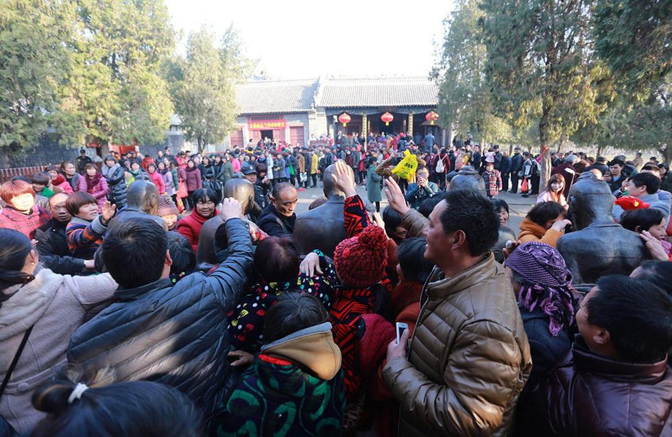 河南周口香客排長(zhǎng)隊(duì)“打秦檜”消災(zāi)