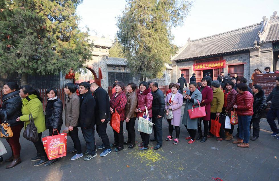 河南周口香客排長隊“打秦檜”消災(zāi)