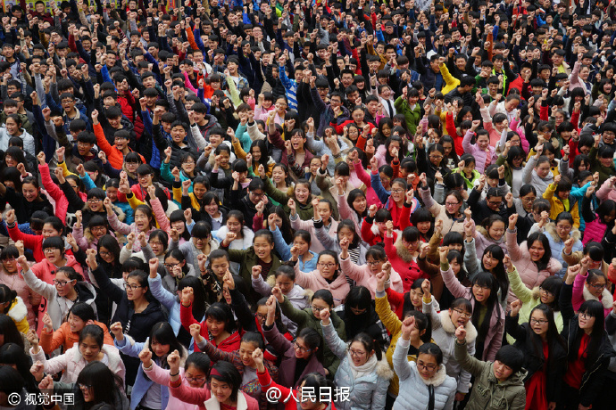 河南高考誓師大會 “我要上一本！我要上北大！”