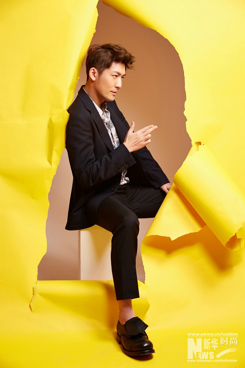 張博時尚大片曝光 早春穿搭散發型男魅力