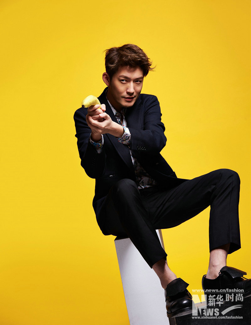 張博時(shí)尚大片曝光 早春穿搭散發(fā)型男魅力