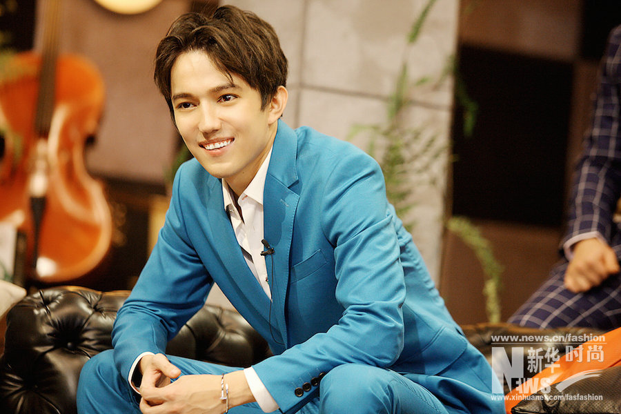 《歌手》迪瑪希玩百變造型 湖藍(lán)色西裝清雅出塵