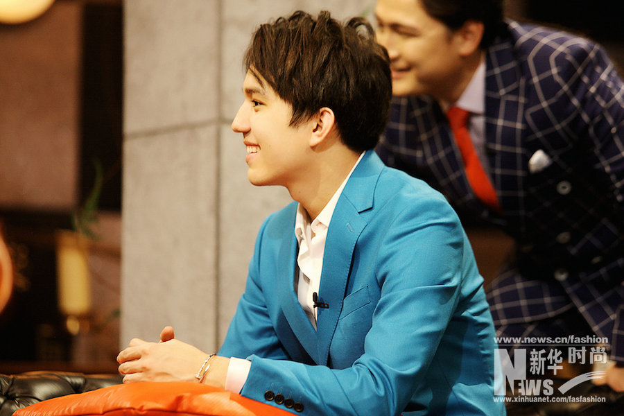 《歌手》迪瑪希玩百變?cè)煨?湖藍(lán)色西裝清雅出塵