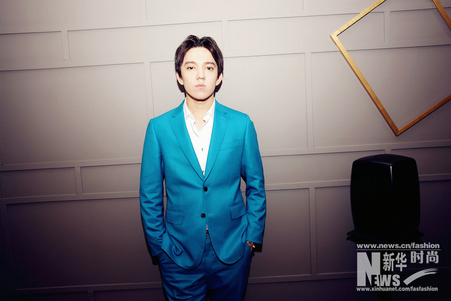 《歌手》迪瑪希玩百變造型 湖藍色西裝清雅出塵