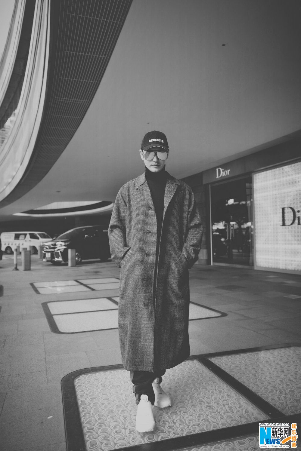 黃曉明格紋大衣引領(lǐng)復(fù)古時尚風(fēng)