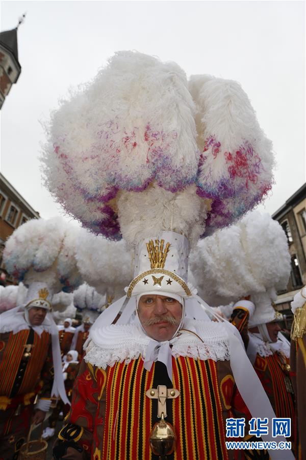 班什狂歡節(jié)“憨人”盛裝游行