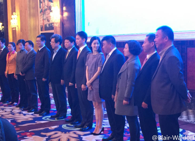 奶茶妹妹聽著劉強東講話 眼神中是一望無盡的溫柔