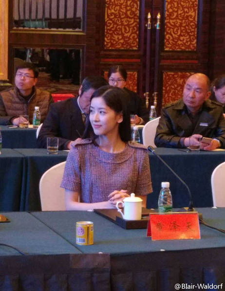 奶茶妹妹聽著劉強東講話 眼神中是一望無盡的溫柔