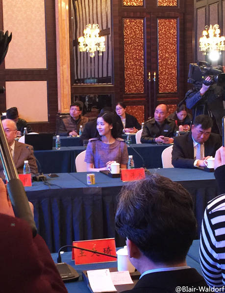 奶茶妹妹聽著劉強東講話 眼神中是一望無盡的溫柔