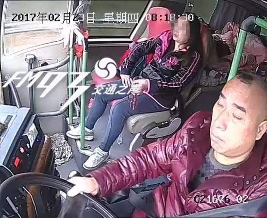 大巴司機(jī)閉眼開車 “夢游”20秒出車禍致1亡