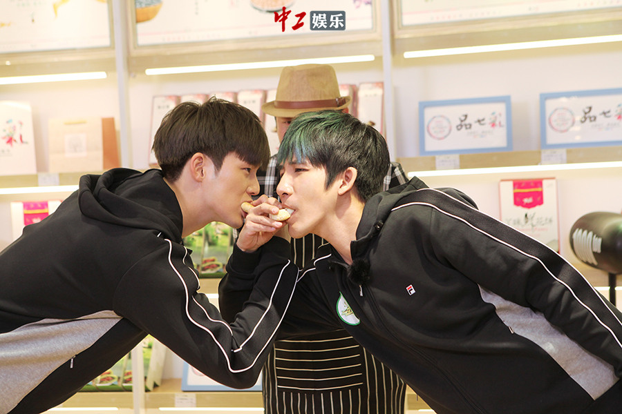 《二十四小時》“時空水手”麗江上演尋龍記 陳坤賣萌闖關(guān)