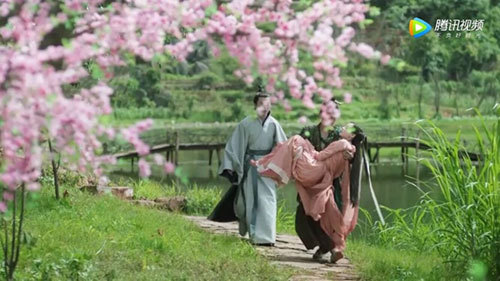 迪麗熱巴到底有多重？看完這4個男人抱她時的表情就知道！