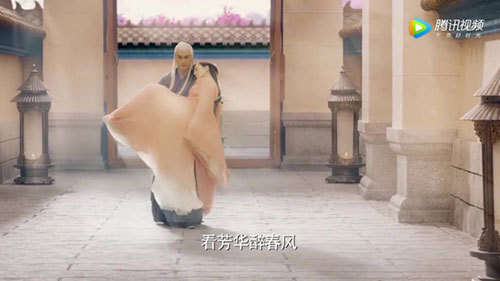 迪麗熱巴到底有多重？看完這4個男人抱她時的表情就知道！