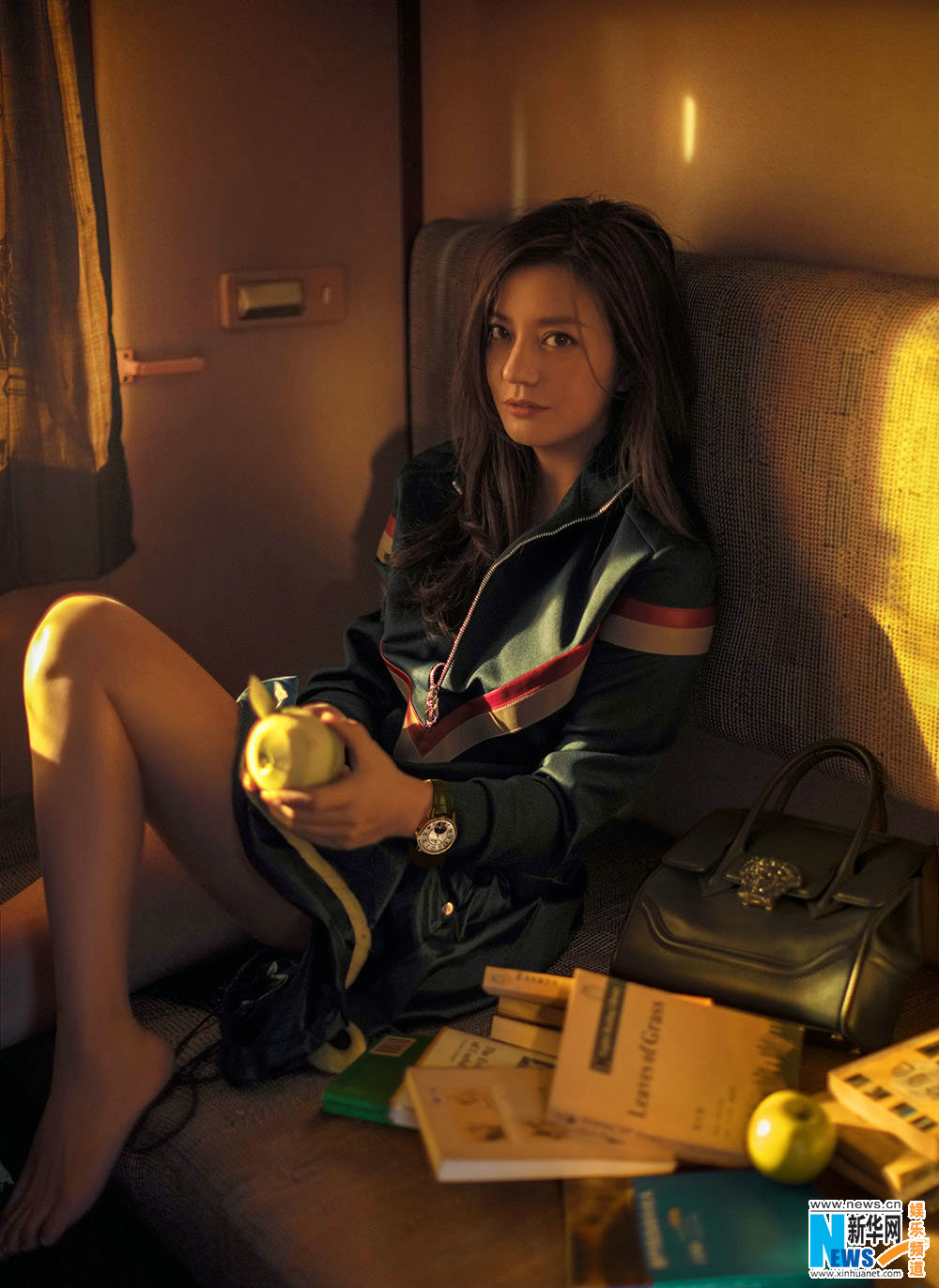 趙薇慵懶登封面 演繹“睡衣風(fēng)”新潮流