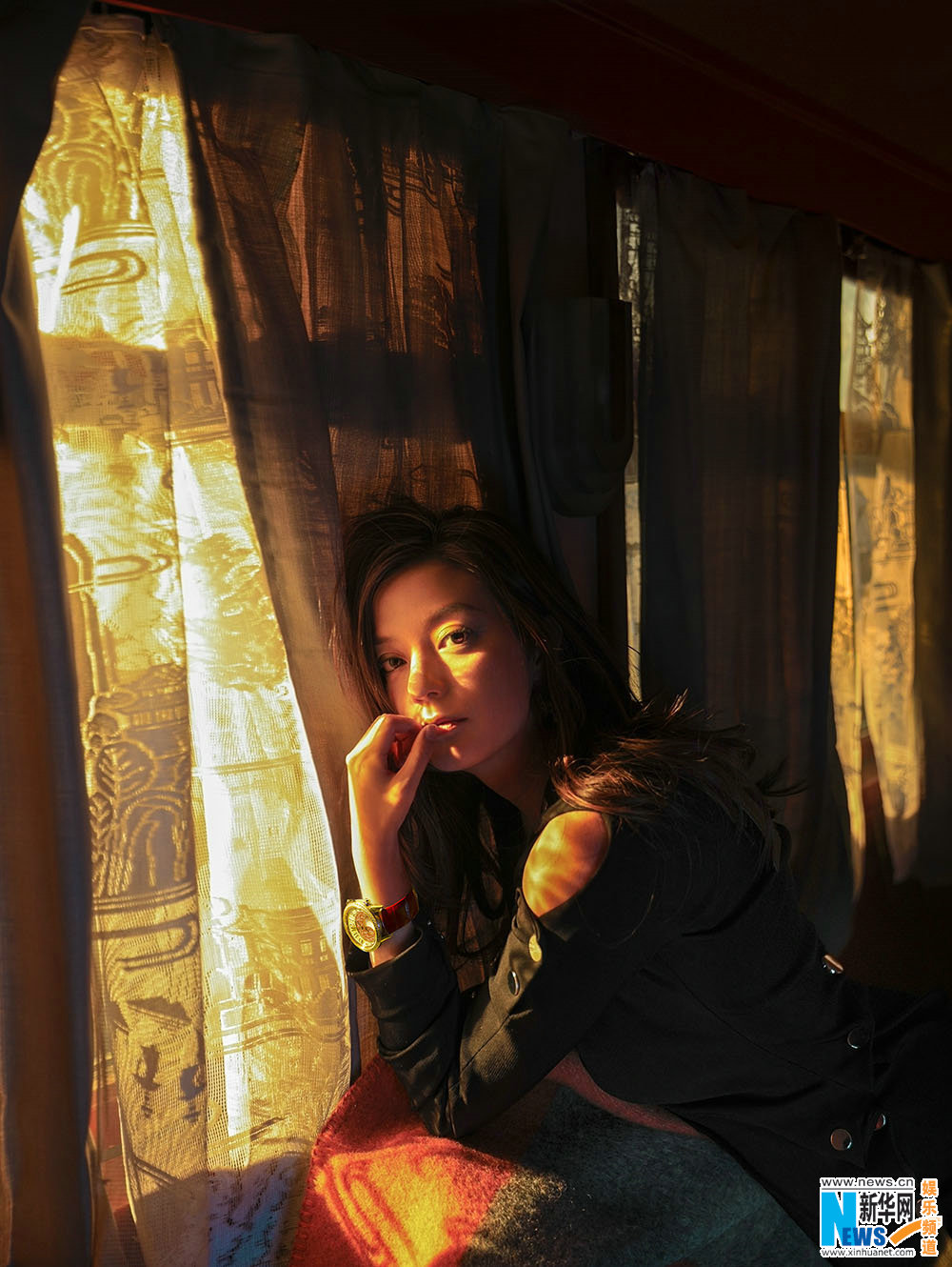 趙薇慵懶登封面 演繹“睡衣風”新潮流