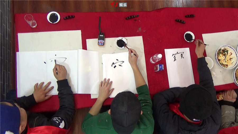 小岳岳為吃“天下第一面”文化潛力大爆發(fā) 默寫42畫超難biáng字