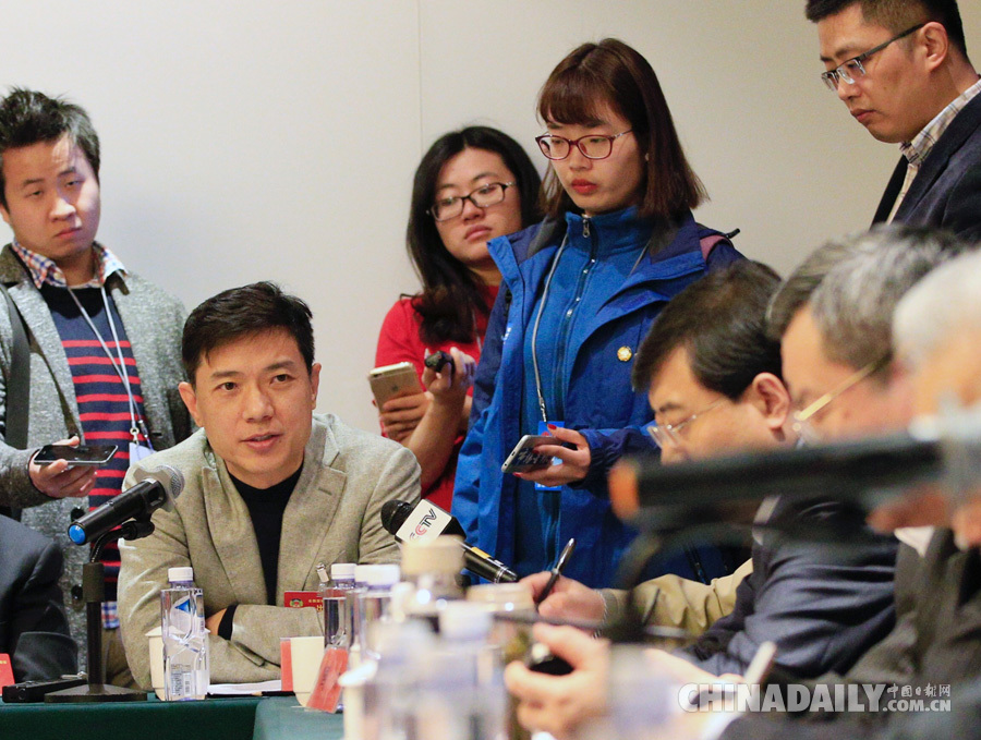 政協委員李彥宏參加全國政協工商聯界別小組討論