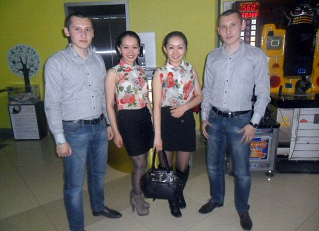 雙胞胎姐妹嫁雙胞胎兄弟 新郎官認(rèn)不出新娘