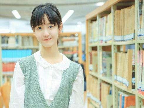 她是最美校花顏值力壓奶茶妹妹 因參加何炅的節目形象崩塌