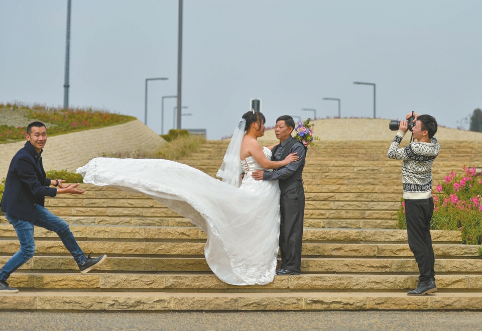 甜蜜浪漫！三對打工夫妻成都興隆湖邊補拍婚紗照（組圖）
