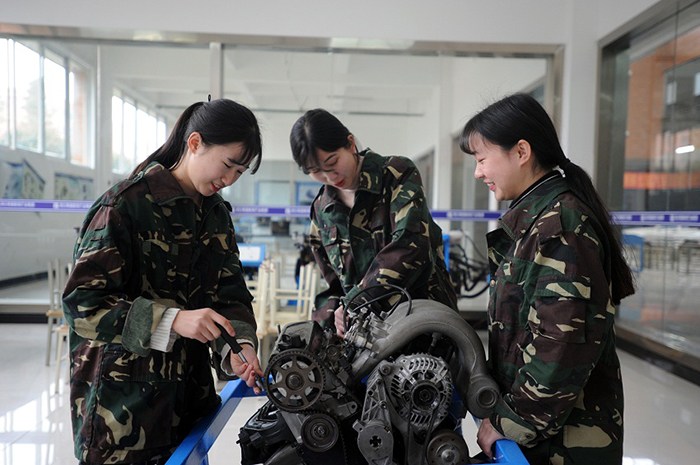 女生節準空姐操場擺巨型