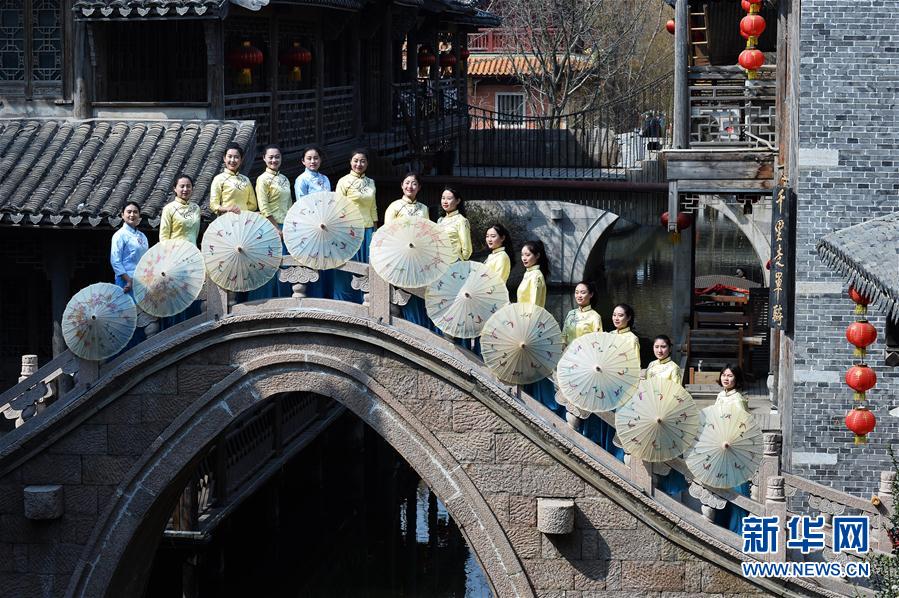 水鄉(xiāng)“服飾秀” 喜迎三八婦女節(jié)(組圖)