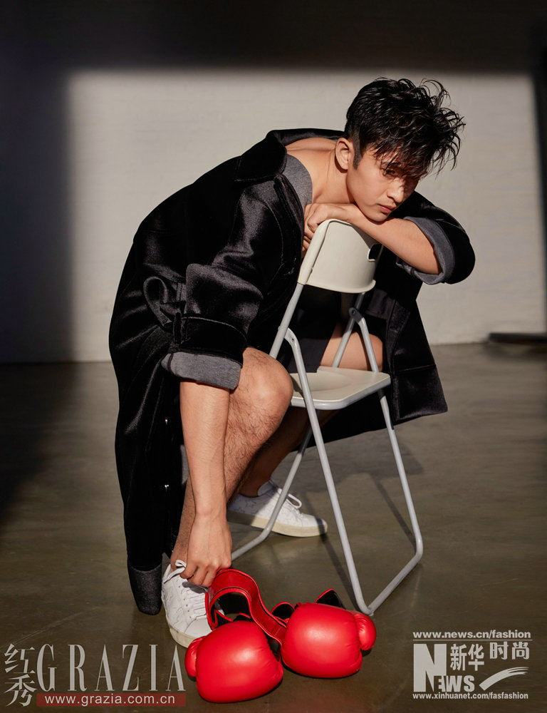 張?jiān)讫堊钚麓笃砣瓝羰?捧米奇氣球盡顯力量與溫暖