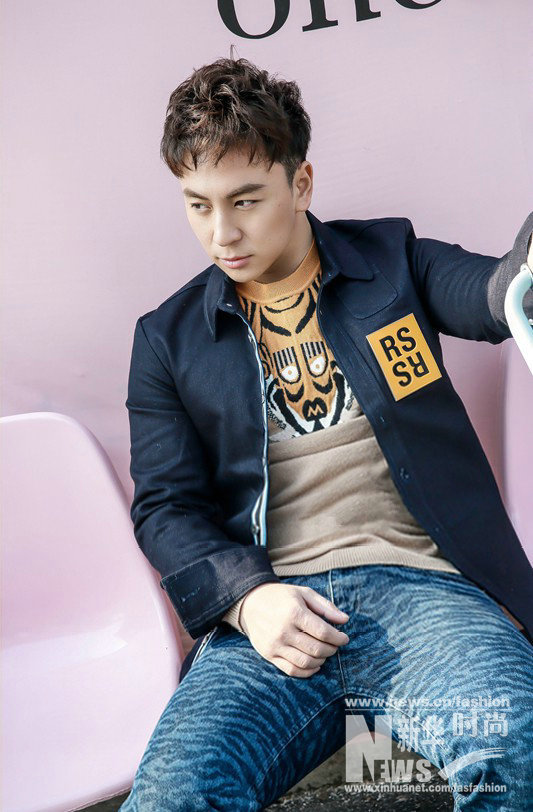 釋小龍最新寫真曝光 漫步街頭隨性帥氣