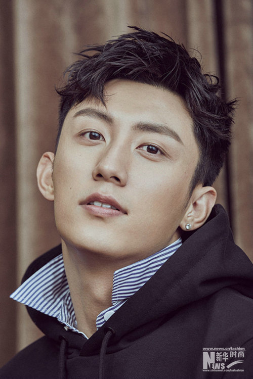 黃景瑜最新大片曝光 輕松玩轉多種穿搭風格