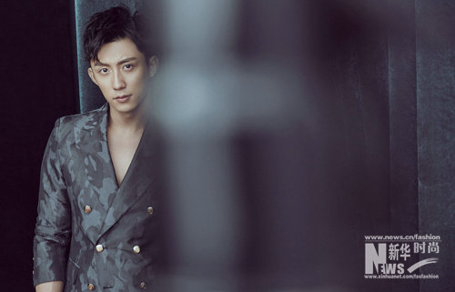 黃景瑜最新大片曝光 輕松玩轉(zhuǎn)多種穿搭風(fēng)格