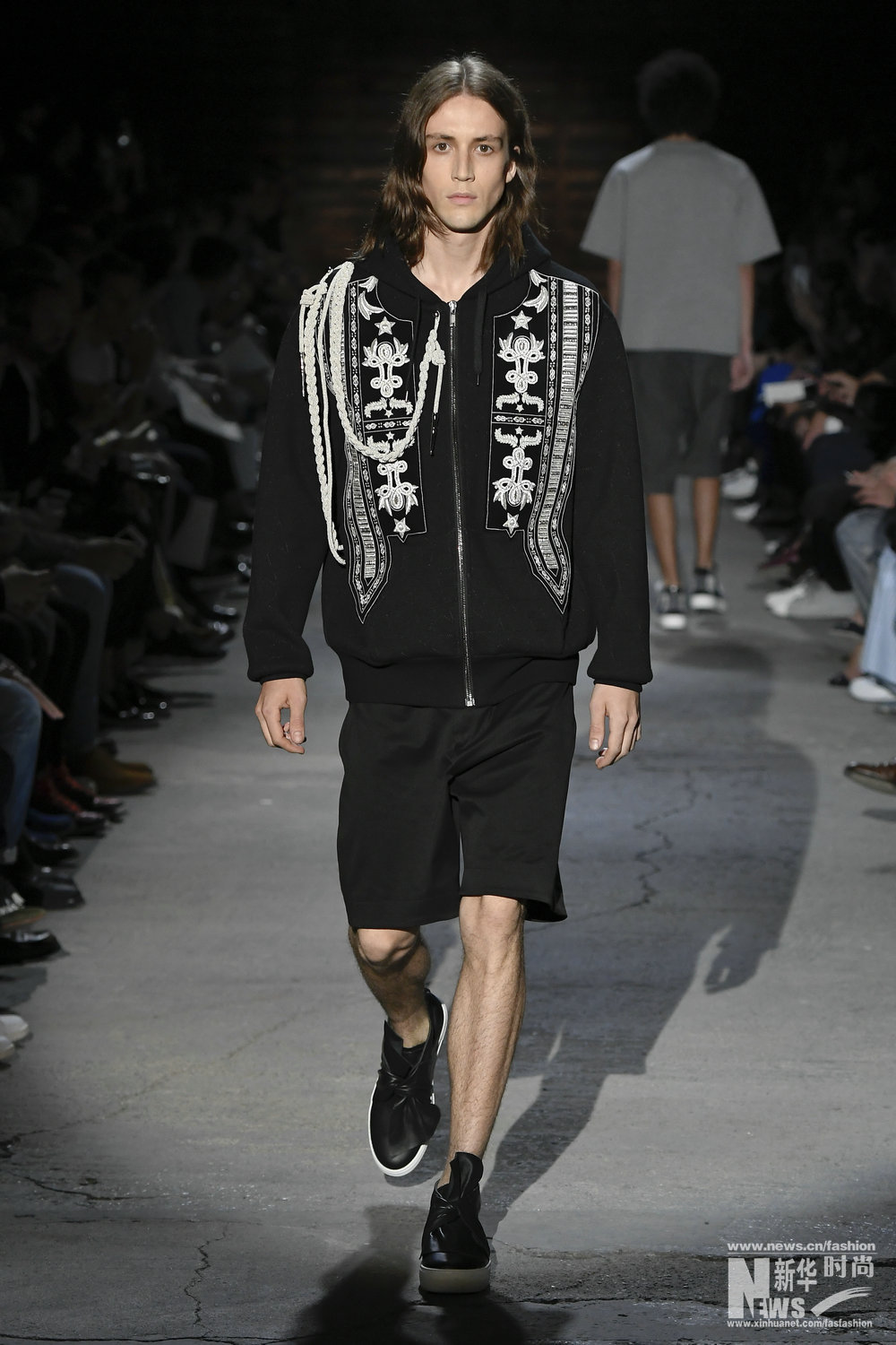 鹿晗最新MV身穿PORTS 1961 2017春夏系列外套出鏡