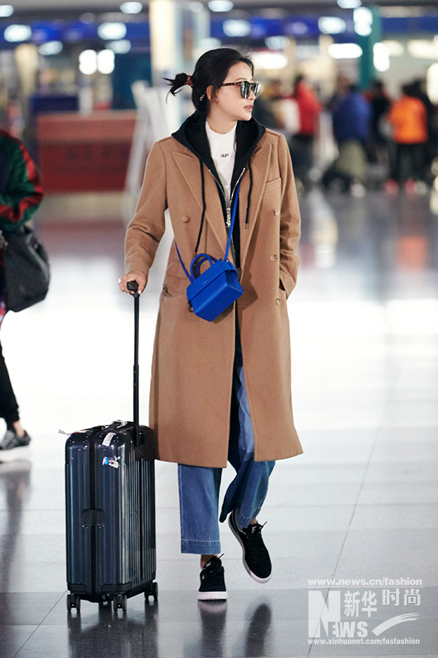 孫怡最新機(jī)場(chǎng)街拍曝光 酷勁十足簡(jiǎn)約風(fēng)
