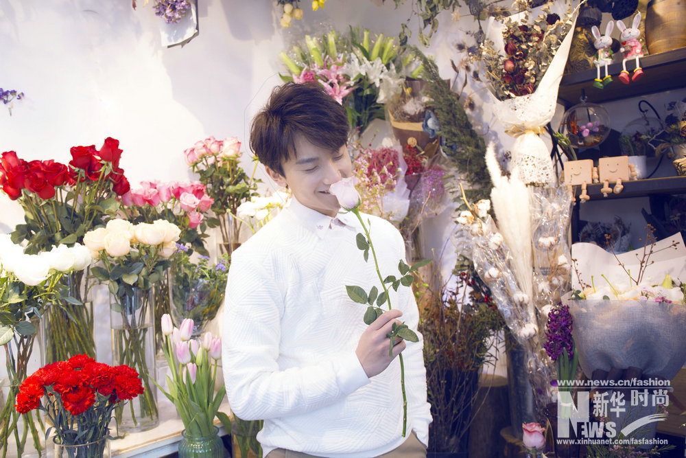 牛駿峰時(shí)尚大片曝光 清新暖男花中示愛