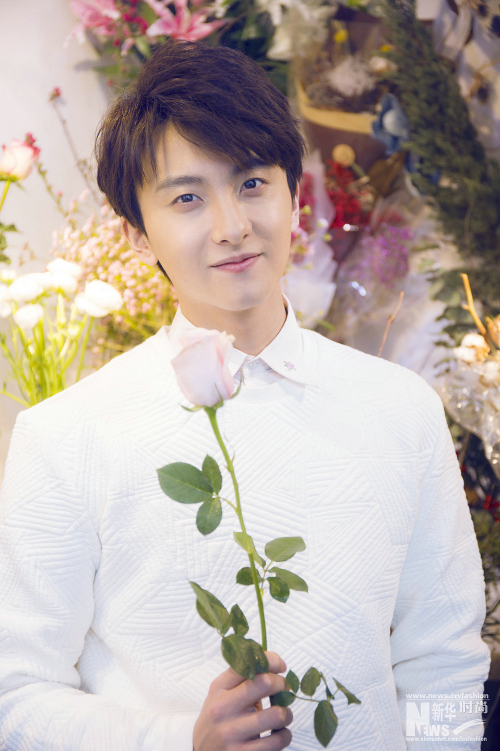 牛駿峰時(shí)尚大片曝光 清新暖男花中示愛
