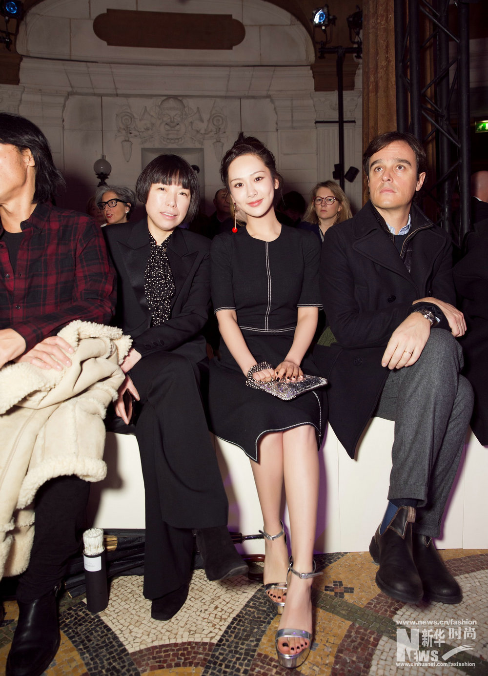 楊紫時裝周獻首秀 高馬尾櫻桃紅別針清新靈動