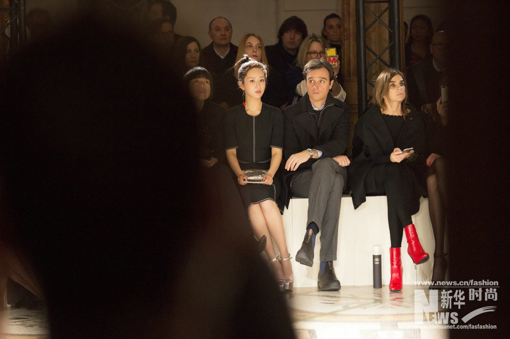 楊紫時裝周獻首秀 高馬尾櫻桃紅別針清新靈動