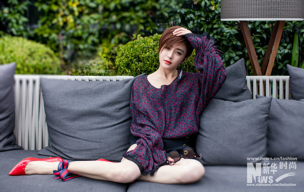 秦嵐街拍荷葉袖搭紅色綁帶高跟鞋 干練又小清新