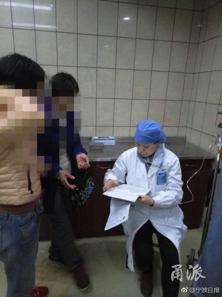 懷孕七月準(zhǔn)媽媽醫(yī)生邊吸氧邊給人看病（圖）