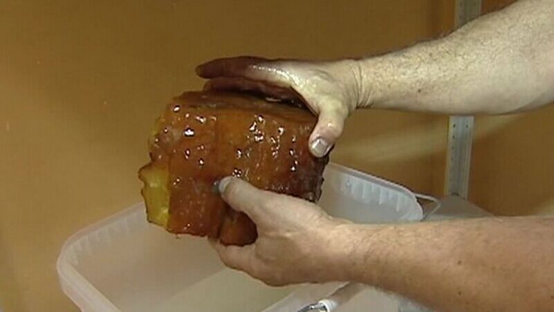 礦區(qū)挖出龍血琥珀 重達(dá)3公斤多已成化石