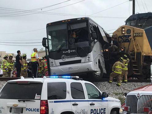 美國(guó)火車客車相撞 至少4人死亡現(xiàn)場(chǎng)混亂