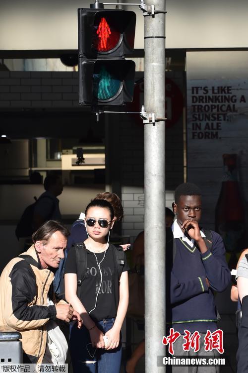 迎接婦女節 墨爾本紅綠燈上的小人變了樣